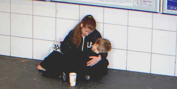 Une mère célibataire chante dans le métro pour nourrir son fils malade, un homme entend sa chanson et s'agenouille en larmes - Histoire du jour
